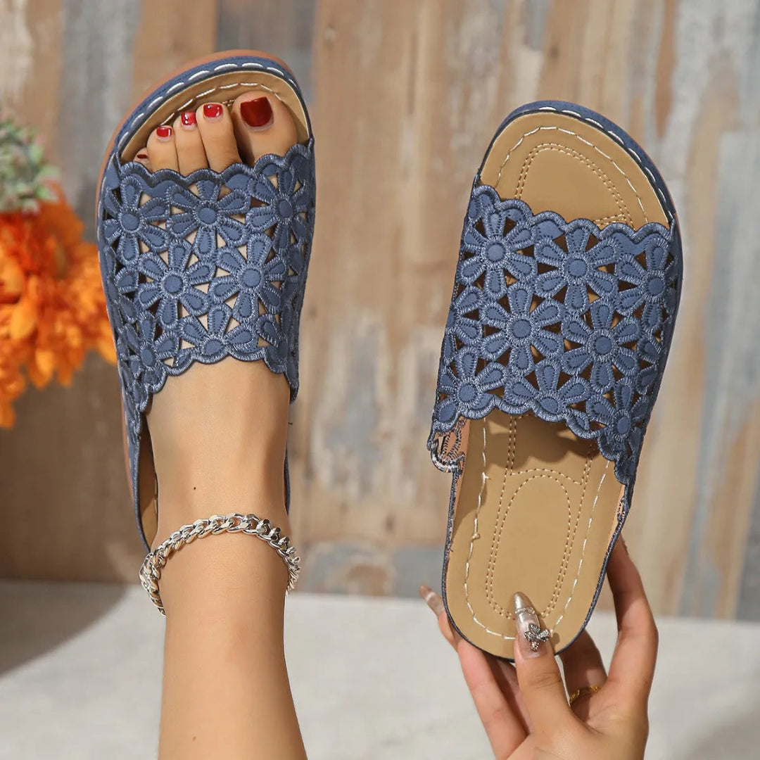 Flor Floral Cut-Out Low-Heel Sandals Artisio