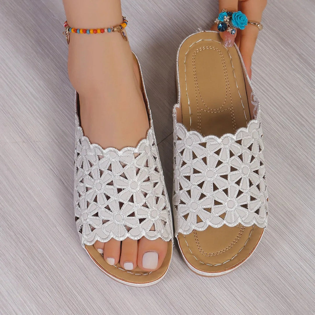 Flor Floral Cut-Out Low-Heel Sandals Artisio